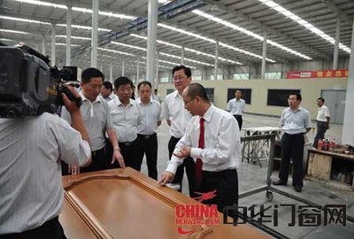 邳州市领导参观大自然德森堡木门徐州工厂